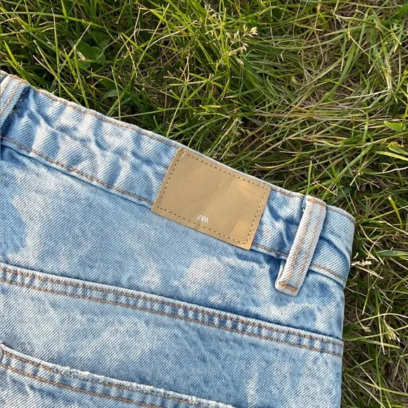 Zara Blue Relaxed Jeans with Vintage-Inspired Wash
